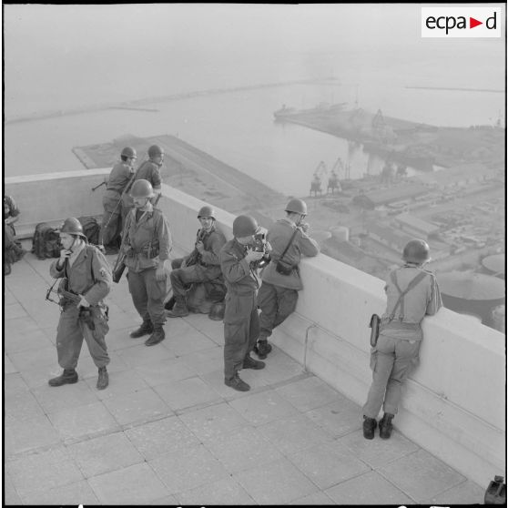 Oran. Mise en place des troupes sur les terrasses.