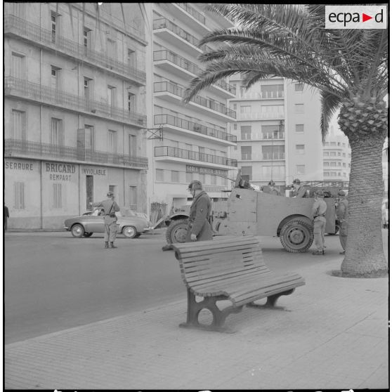 Oran. Des troupes dans la ville.