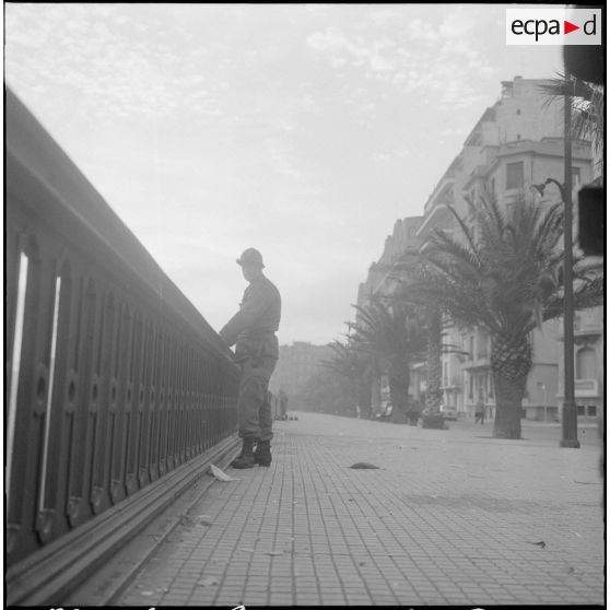 Oran. Mise en place des troupes sur les terrasses. Portrait d'un soldat.
