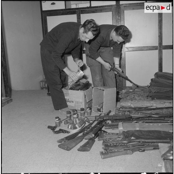 Oran. Fouilles et découverte d'une cache d'armes de l'Organisation armée secrète (OAS).