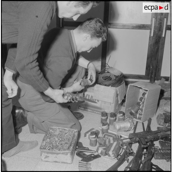 Oran. Fouilles et découverte d'une cache d'armes de l'Organisation armée secrète (OAS).