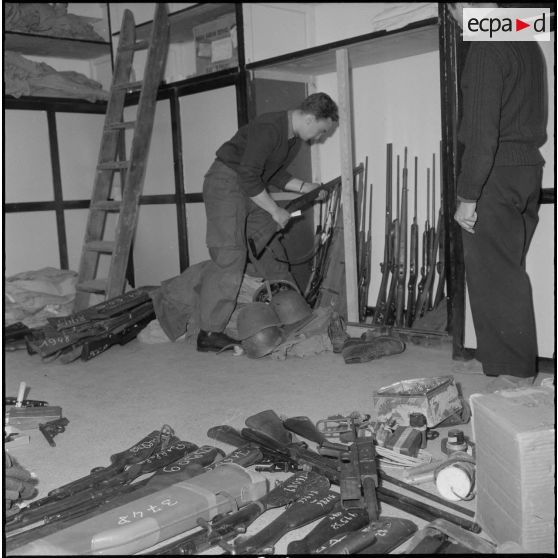 Oran. Fouilles et découverte d'une cache d'armes de l'Organisation armée secrète (OAS).