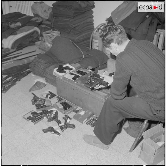 Oran. Fouilles et découverte d'une cache d'armes de l'Organisation armée secrète (OAS).