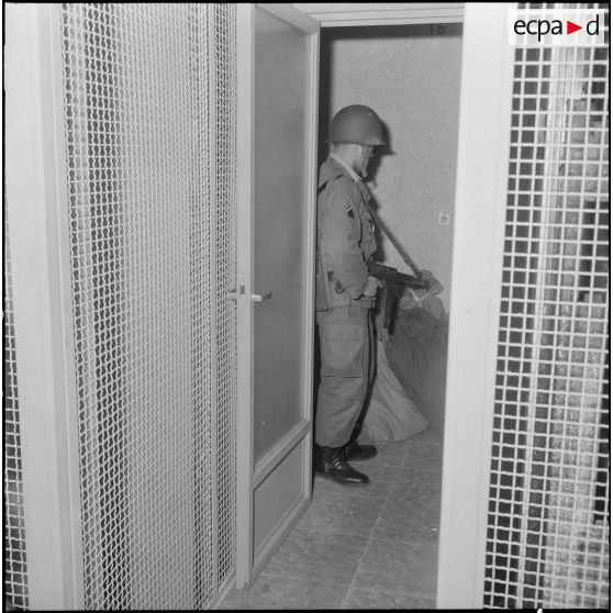 Oran. Mise en place des troupes sur les terrasses. Des soldats à l'intérieur d'un immeuble.