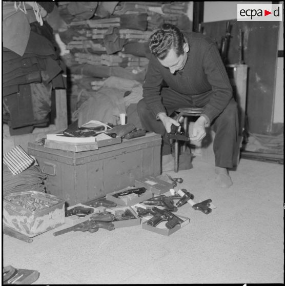 Oran. Fouilles et découverte d'une cache d'armes de l'Organisation armée secrète (OAS).