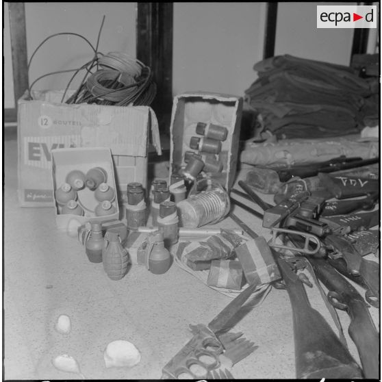 Oran. Fouilles et découverte d'une cache d'armes de l'Organisation armée secrète (OAS).