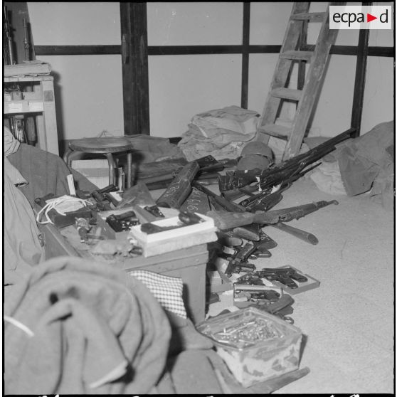 Oran. Fouilles et découverte d'une cache d'armes de l'Organisation armée secrète (OAS).