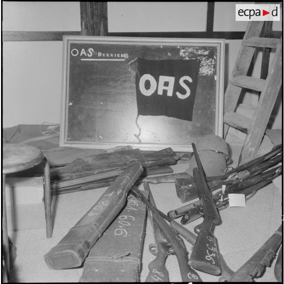 Oran. Fouilles et découverte d'une cache d'armes de l'Organisation armée secrète (OAS).
