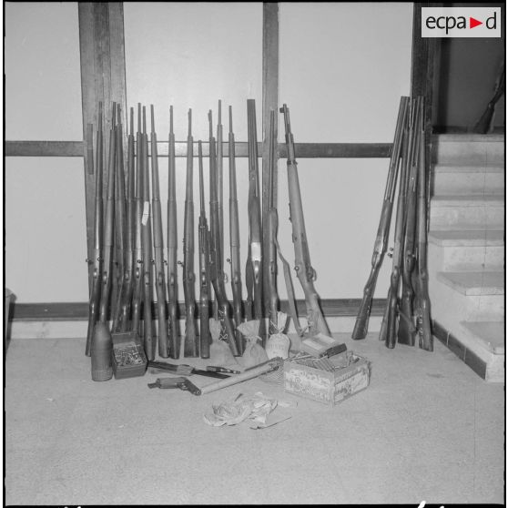 Oran. Fouilles et découverte d'une cache d'armes de l'Organisation armée secrète (OAS).