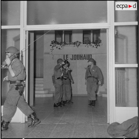 Oran. Mise en place des troupes sur les terrasses. Des soldats à l'intérieur d'un immeuble, dont le bâtiment s'appelle "Le Jouhaud".