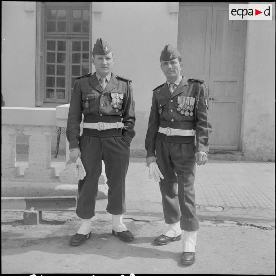 Alger. Caserne d'Orléans. Prise de commandement du général Fourquet. Portrait de deux officiers décorés du 9e régiment de zouaves (RZ).