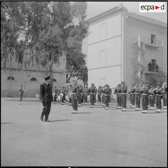 Alger. Caserne d'Orléans. Prise de commandement du général Fourquet. Revue de la fanfare du 9e régiment de zouaves (RZ).