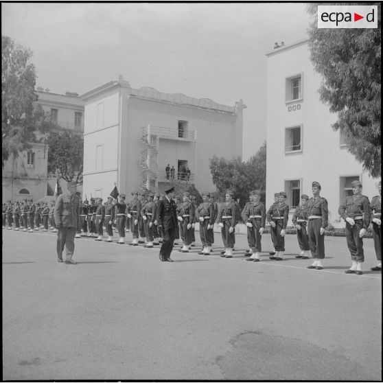 Alger. Caserne d'Orléans. Prise de commandement du général Fourquet. Revue du 9e régiment de zouaves (RZ).
