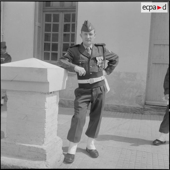 Alger. Caserne d'Orléans. Prise de commandement du général Fourquet. Portrait d'un officier décoré du 9e régiment de zouaves (RZ).