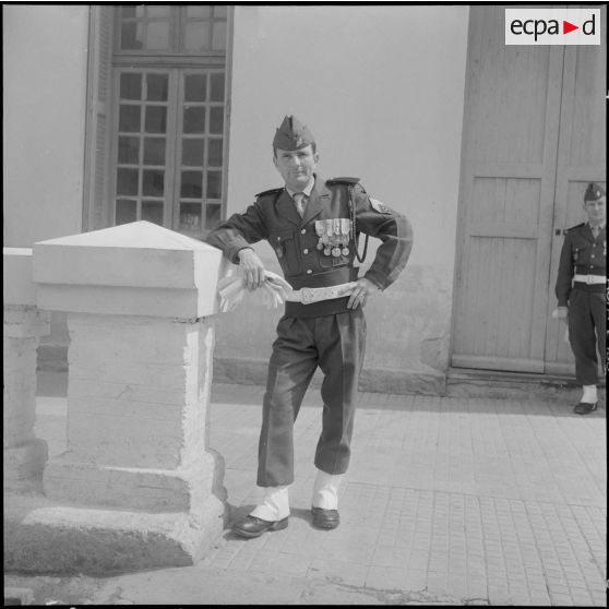Alger. Caserne d'Orléans. Prise de commandement du général Fourquet. Portrait de deux officiers décorés du 9e régiment de zouaves (RZ).