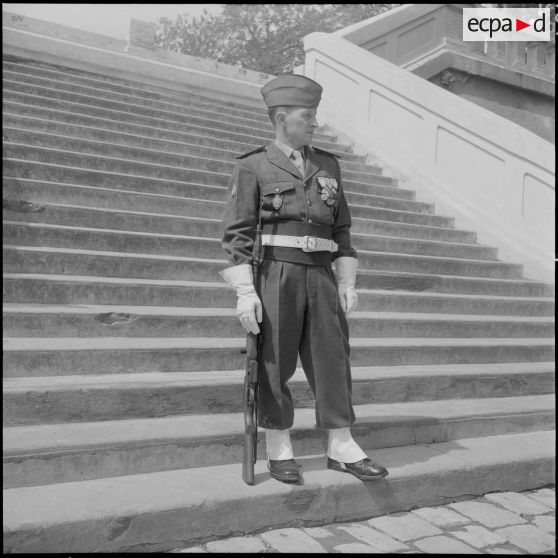 Alger. Caserne d'Orléans. Prise de commandement du général Fourquet. Portrait de deux officiers décorés du 9e régiment de zouaves (RZ).