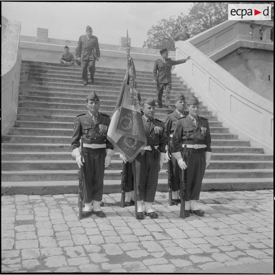 Alger. Caserne d'Orléans. Prise de commandement du général Fourquet. Officiers décorés du 9e régiment de zouaves (RZ).