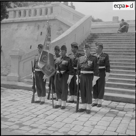 Alger. Caserne d'Orléans. Prise de commandement du général Fourquet. Officiers décorés du 9e régiment de zouaves (RZ).