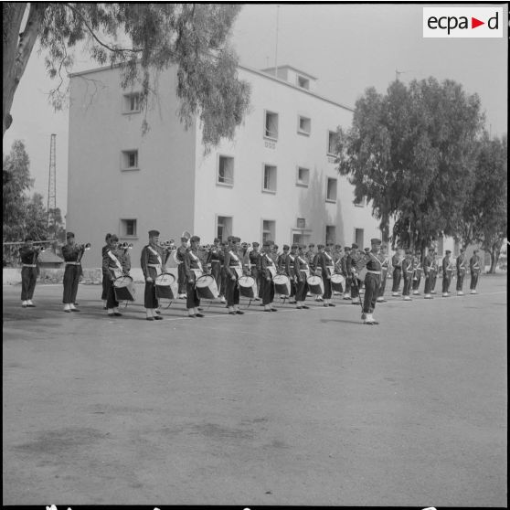 Alger. Caserne d'Orléans. Prise de commandement du général Fourquet. La fanfare du 9e régiment de zouaves (RZ).