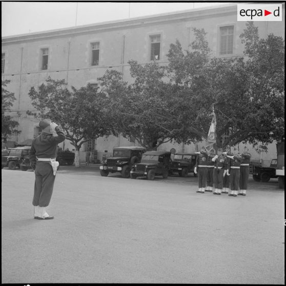 Alger. Caserne d'Orléans. Prise de commandement du général Fourquet. Le 9e régiment de zouaves (RZ).