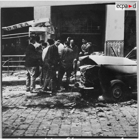 Alger. Les dégâts de l'attentat de la voiture piégée place du Gouvernement.
