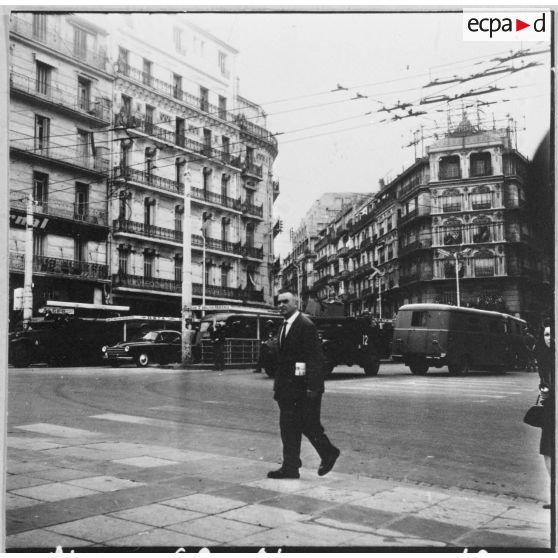 Alger. La Grande Poste. Commémoration de la fusillade de la rue d'Isly du 26 mars 1962.