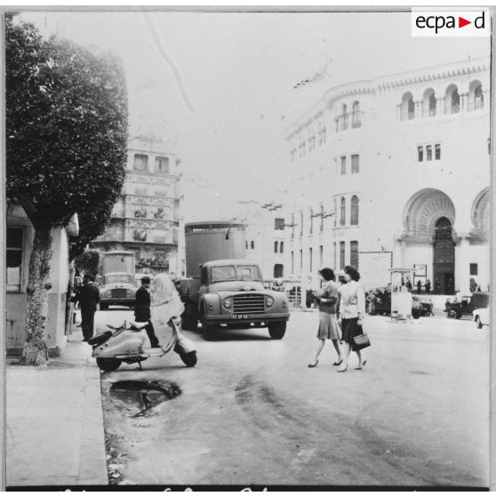 Alger. La Grande Poste. Commémoration de la fusillade de la rue d'Isly du 26 mars 1962.