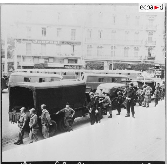 Alger. La Grande Poste. Commémoration de la fusillade de la rue d'Isly du 26 mars 1962.