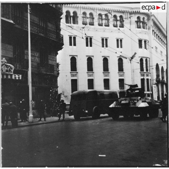 Alger. La Grande Poste. Commémoration de la fusillade de la rue d'Isly du 26 mars 1962.