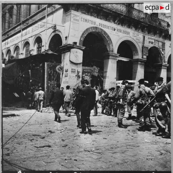 Alger. Les dégâts de l'attentat de la voiture piégée place du Gouvernement.