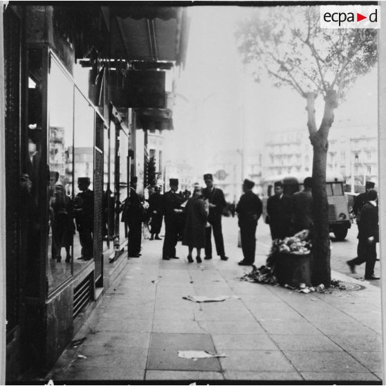 Alger. La Grande Poste. Commémoration de la fusillade de la rue d'Isly du 26 mars 1962.
