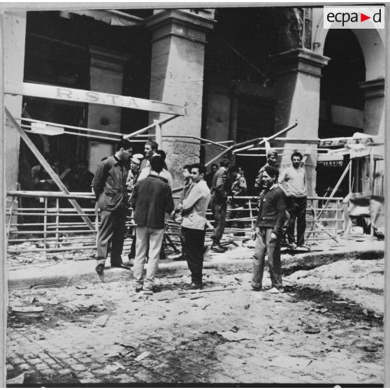 Alger. Les dégâts de l'attentat de la voiture piégée place du Gouvernement.