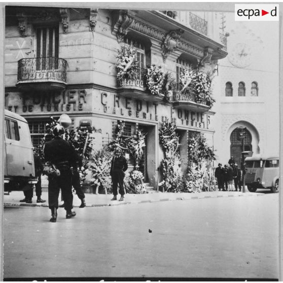 Alger. La Grande Poste. Commémoration de la fusillade de la rue d'Isly du 26 mars 1962.