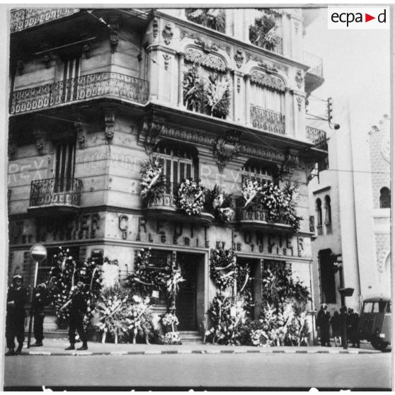 Alger. La Grande Poste. Commémoration de la fusillade de la rue d'Isly du 26 mars 1962.