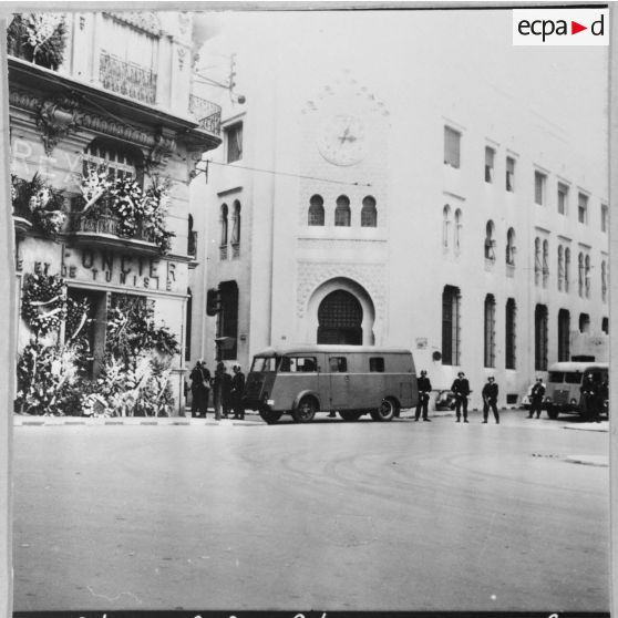 Alger. La Grande Poste. Commémoration de la fusillade de la rue d'Isly du 26 mars 1962.