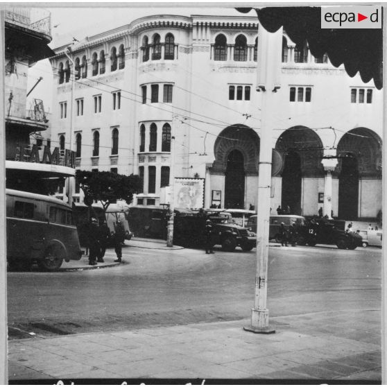 Alger. La Grande Poste. Commémoration de la fusillade de la rue d'Isly du 26 mars 1962.