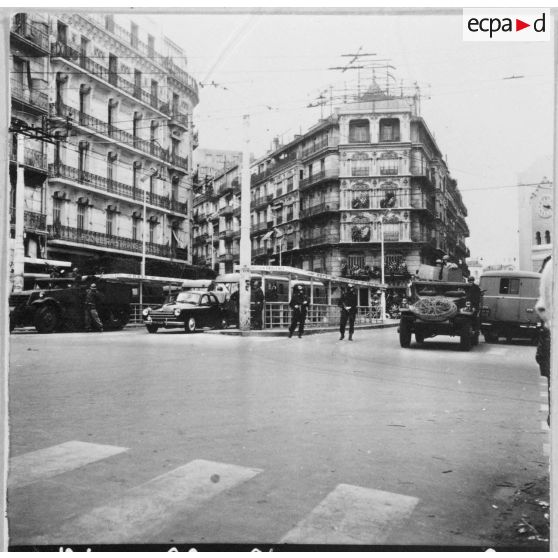 Alger. La Grande Poste. Commémoration de la fusillade de la rue d'Isly du 26 mars 1962.