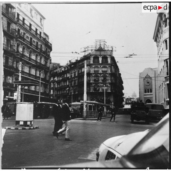 Alger. La Grande Poste. Commémoration de la fusillade de la rue d'Isly du 26 mars 1962.