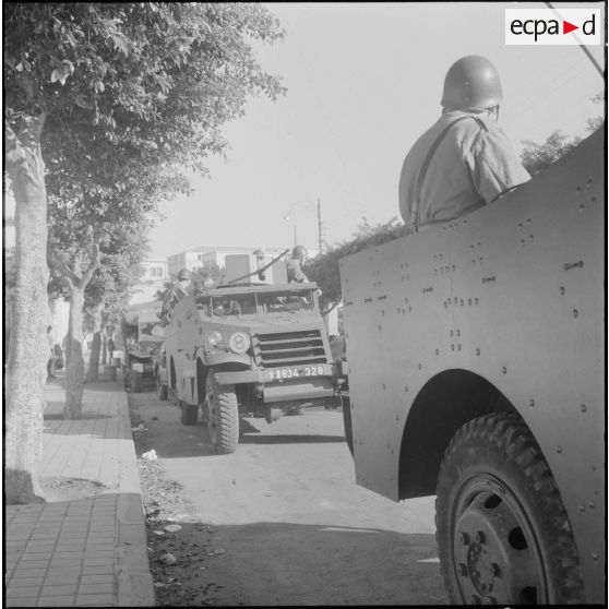 Des soldats à bord de blindés dans le cadre de l'opération "Z".