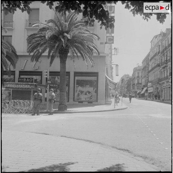 Des soldats en surveillance à un barrage dans le cadre de l'opération "Z".