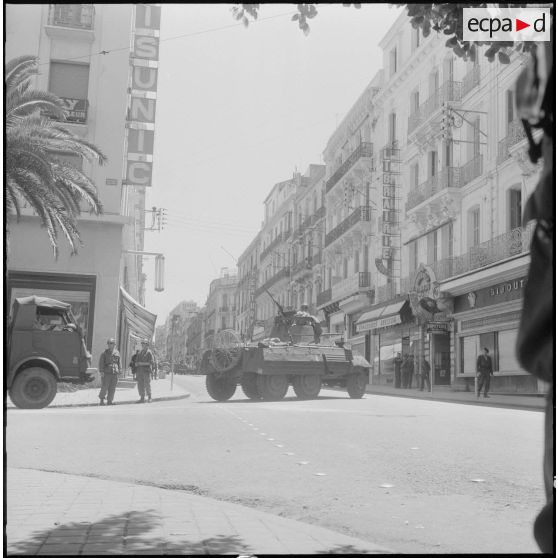 Des soldats à bord d'une automitrailleuse Light armored car M8 dans le cadre de l'opération "Z".