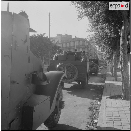 Des soldats à bord de blindés dans le cadre de l'opération "Z".