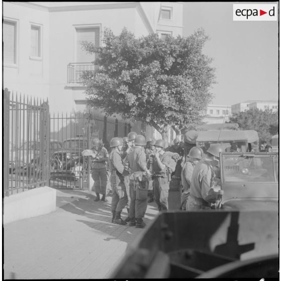 Des soldats dans une rue dans le cadre de l'opération "Z".