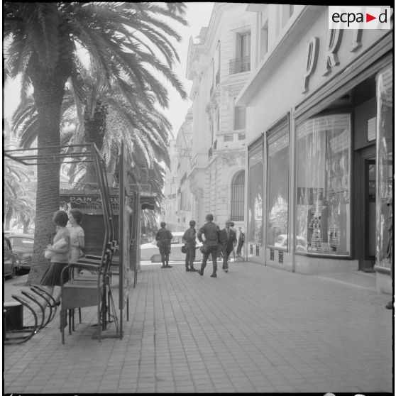 Des soldats dans une rue dans le cadre de l'opération "Z".