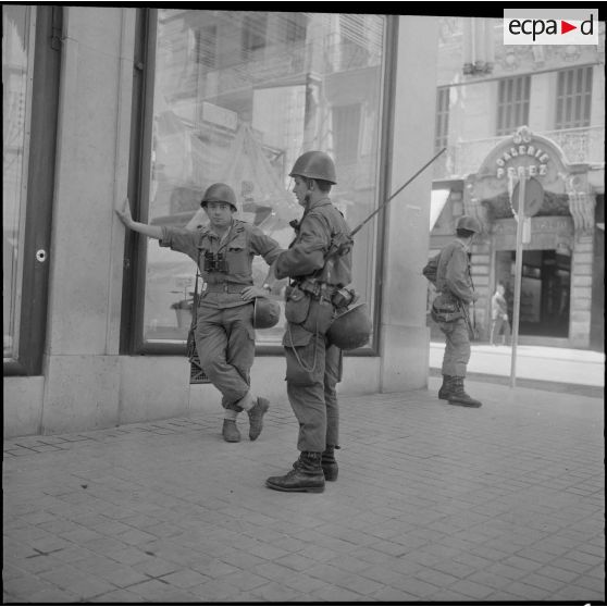 Des soldats dans une rue dans le cadre de l'opération "Z".