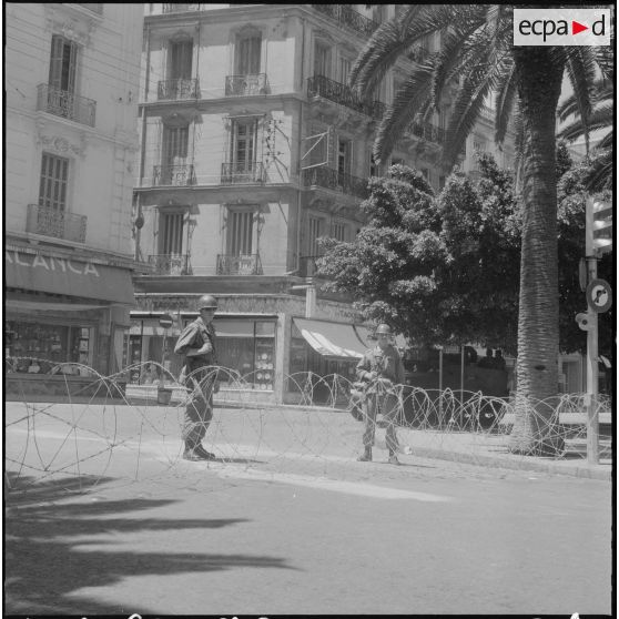 Des soldats en surveillance à un barrage dans le cadre de l'opération "Z".