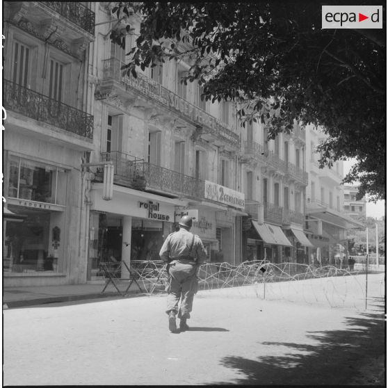 Un soldat en surveillance à un barrage dans le cadre de l'opération "Z".