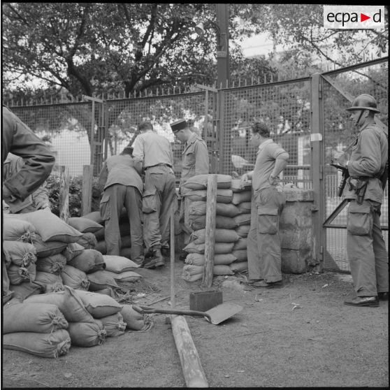 Des soldats préparent des sacs dans le cadre de l'opération "Z".