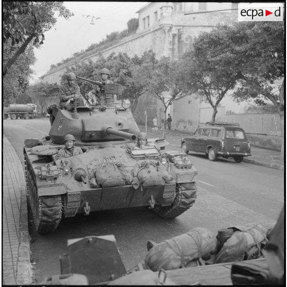 Des soldats à bord de chars M24 Chaffee dans le cadre de l'opération "Z".