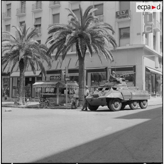 Des soldats en surveillance dans une rue dans le cadre de l'opération "Z".